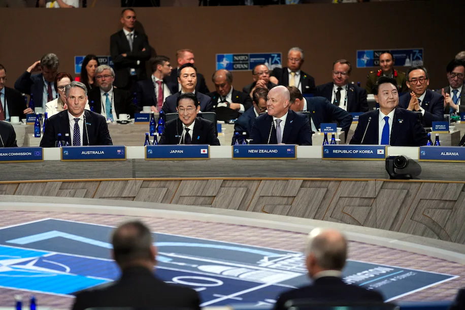 Зліва направо: віце-прем’єр-міністр Австралії Річард Марлз, прем’єр-міністр Японії Фуміо Кісіда, прем’єр-міністр Нової Зеландії Крістофер Луксон і президент Південної Кореї Юн Сук Йоль беруть участь у саміті НАТО з індійсько-тихоокеанськими партнерами у ч